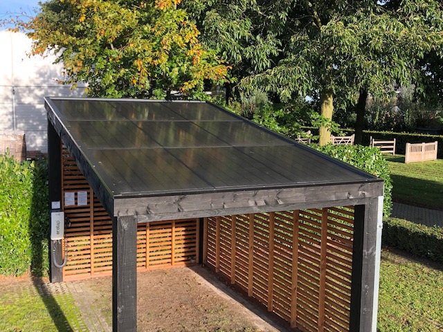 Zonnepanelen op overkapping