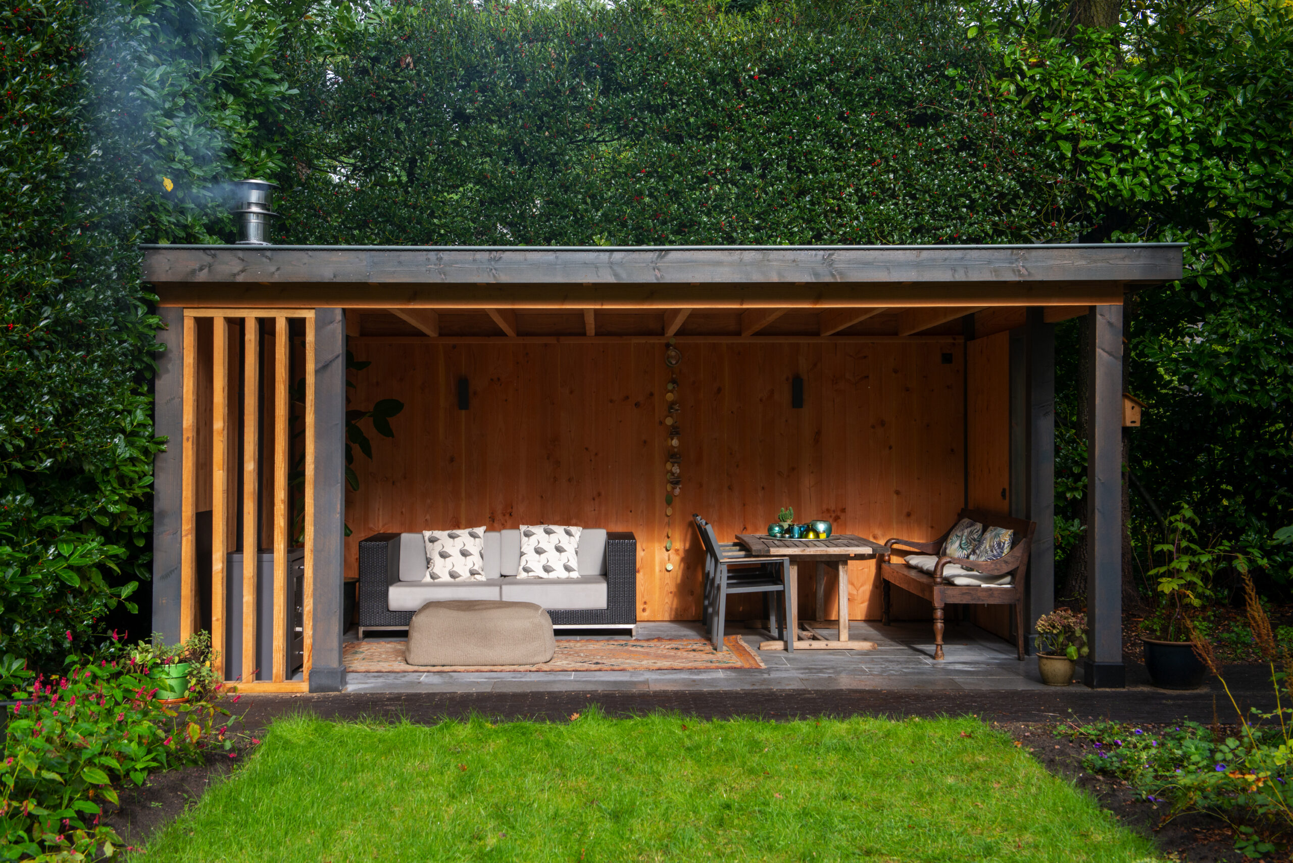 Gezellige overkapping in tuin