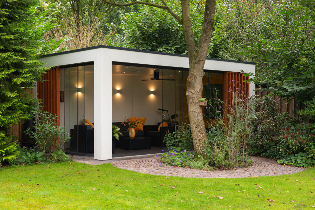 Luxe tuinkamer met glazen schuifwanden
