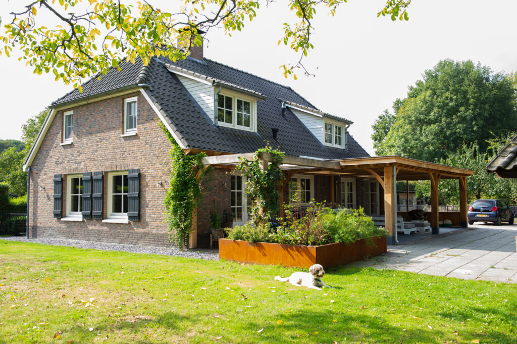 Robuuste aanbouw met pergola Tilburg – foto 1