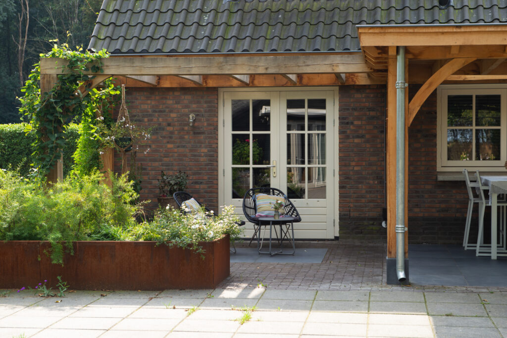 Robuuste aanbouw met pergola Tilburg – foto 9
