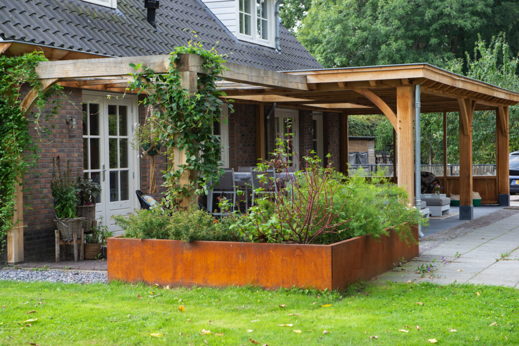 Robuuste aanbouw met pergola