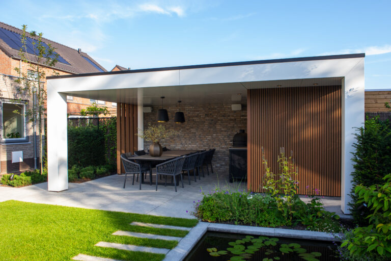 Moderne overkapping met composiet berging