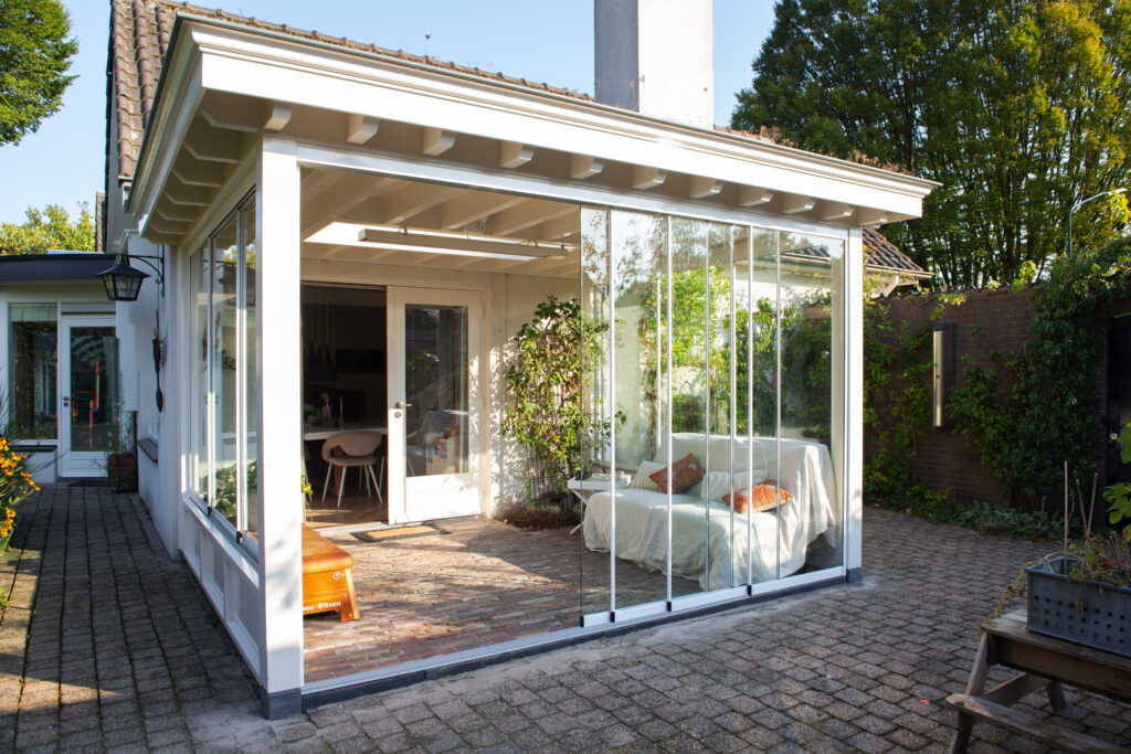 Schitterende aanbouw met glazen schuifwanden Hilvarenbeek – foto 1
