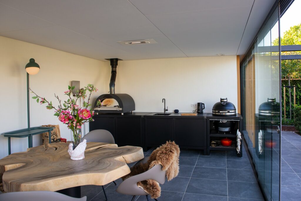 Tuinkamer met buitenkeuken en pergola Waalwijk – foto 4