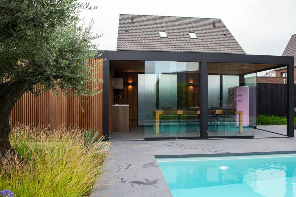 Poolhouse met glazen wanden Best – foto 1