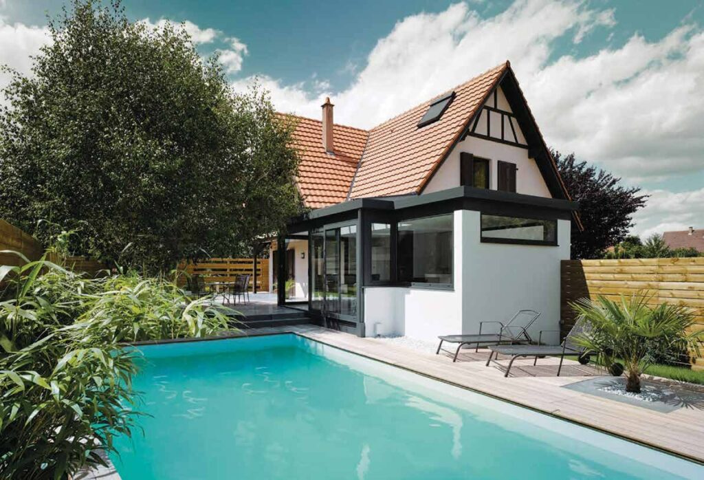 Rechthoekig zwembad bij woning (Gardival Quartoo)