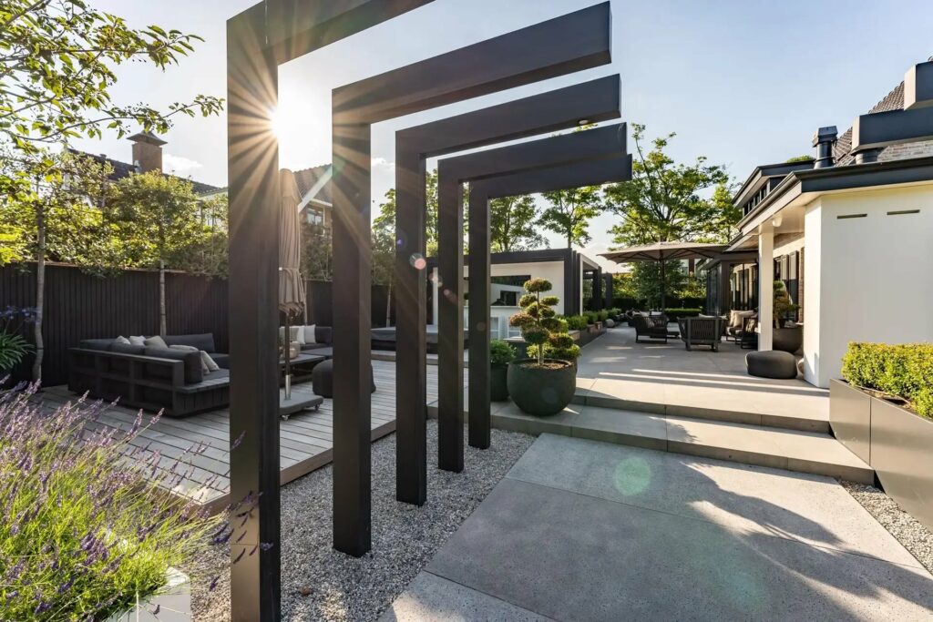 Luxxout L-pergola in een moderne tuin