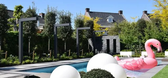 Luxxout aluminium pergola bij het zwembad