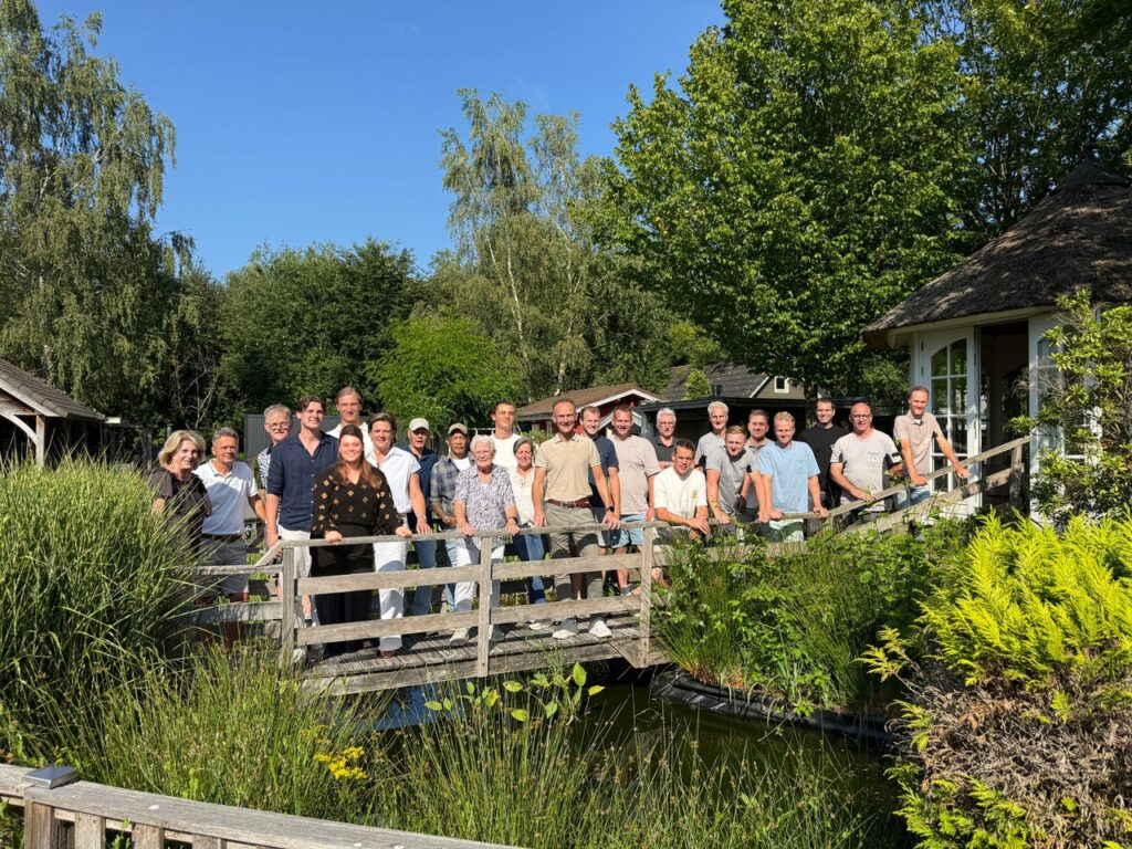 Het team van Het Kruispunt op de brug in de showtuin